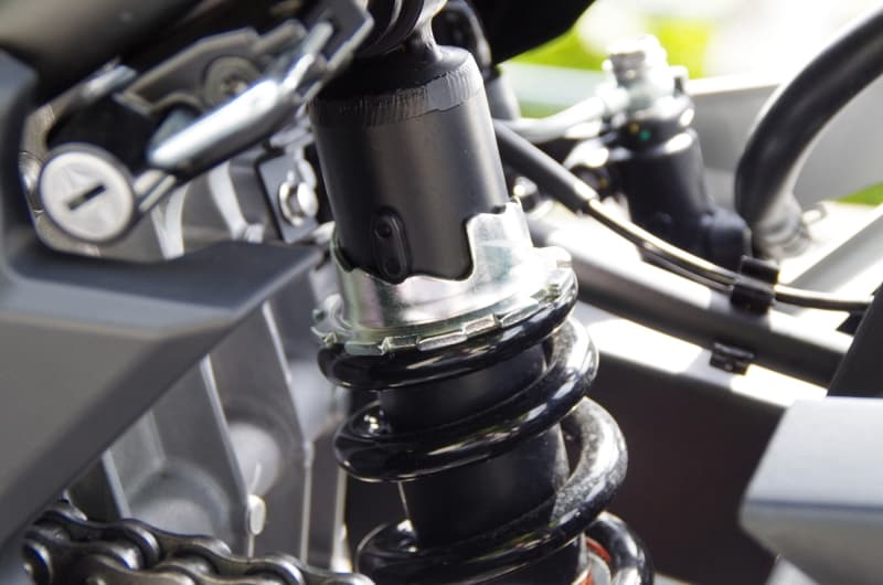 リアサスペンションはプリロード調整が可能で動きを変えることができる