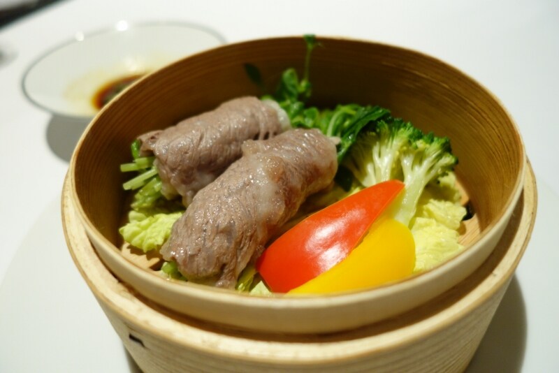 仙台黒毛和牛の豆苗巻き蒸し