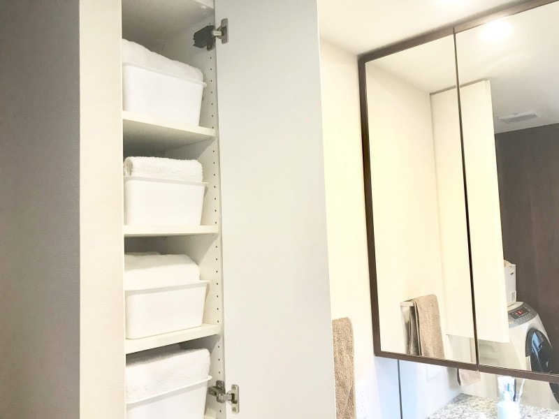 100均の収納ボックス活用実例：洗面所のリネン庫内に利用して奥の物も取り出しやすく