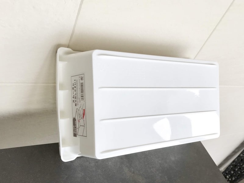 100均の収納ボックス：裏面にはスライドしやすいような工夫がされている