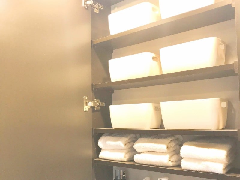 100均の収納ボックス活用実例：洗面台のミラー裏収納にぴったりの奥行き