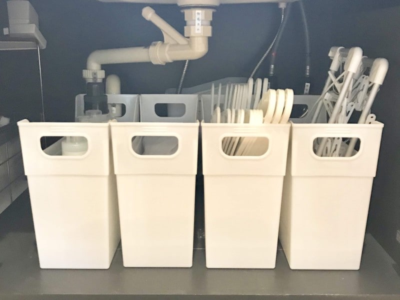 100均の収納ボックス活用実例：ファイルボックスを洗面台下収納に利用した例