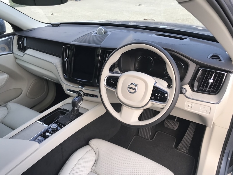 XC60運転席画像
