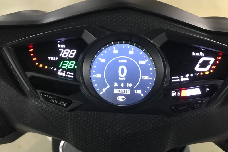 三連メーターの真ん中がNoodoeで設定した画面が表示されるundefined左右両方にタコメーターが表示されるデザインも斬新