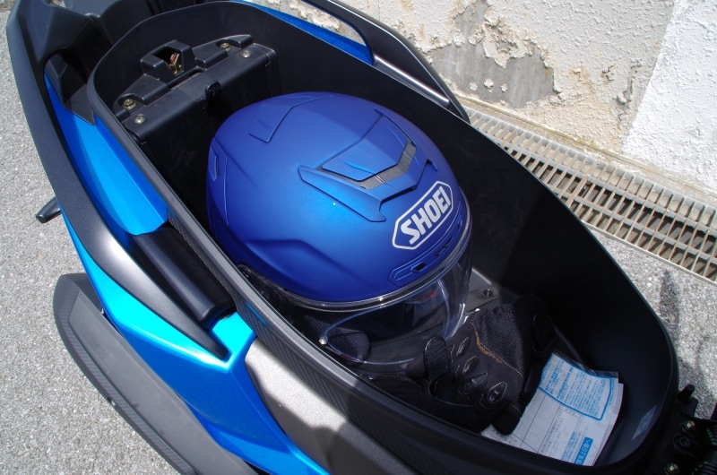 シート裏にクッション材がついているのでヘルメットに傷は入らないようになっている