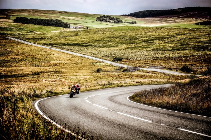 郊外のワインディングロードで、ブリティッシュ・スポーツのハンドリングは鍛え上げられた。写真提供：LCI