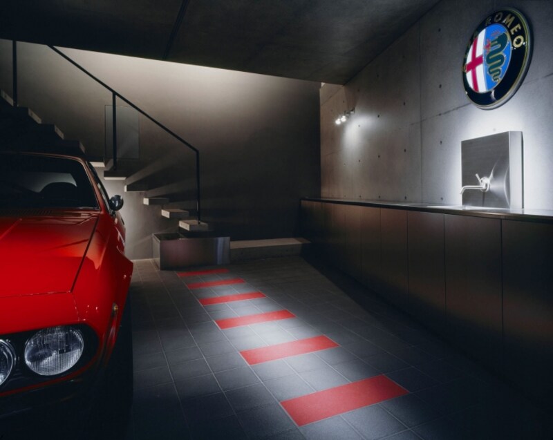 自宅ガレージで愛車を眺めながら過ご筒井す。カーガイにとっては、何ものにも代えがたい至福のひととき。写真提供：筒井紀博空間工房/撮影：中道undefined淳