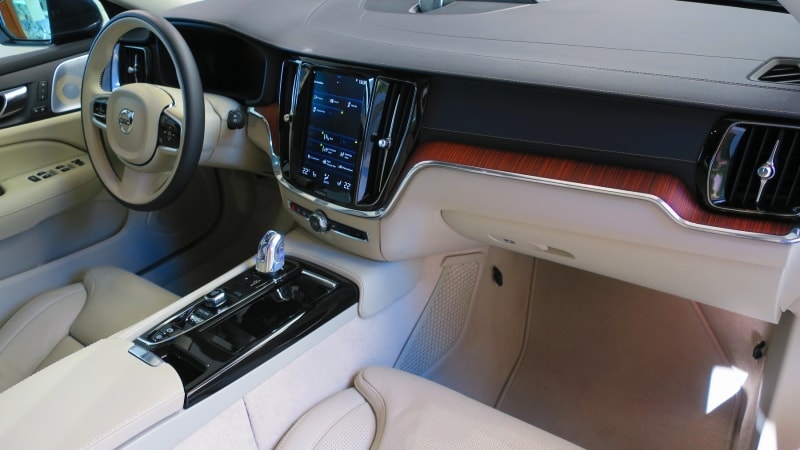 試乗車のコックピットはホワイトを基調とした鮮やかなデザイン