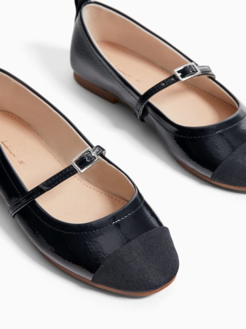 ZARA キッズ ガール トゥキャップ付きパテントレザー風バレエシューズ
