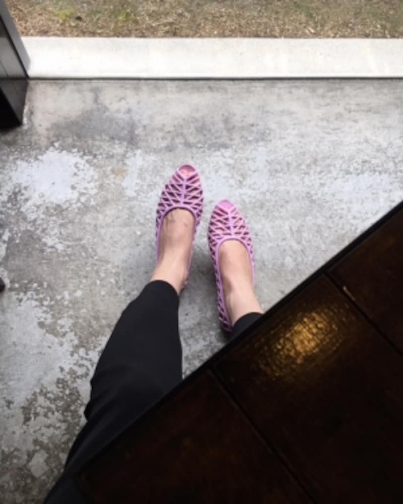 気に入ったビニール素材のフラットシューズをあらかじめ持っておくと夏の雨に便利