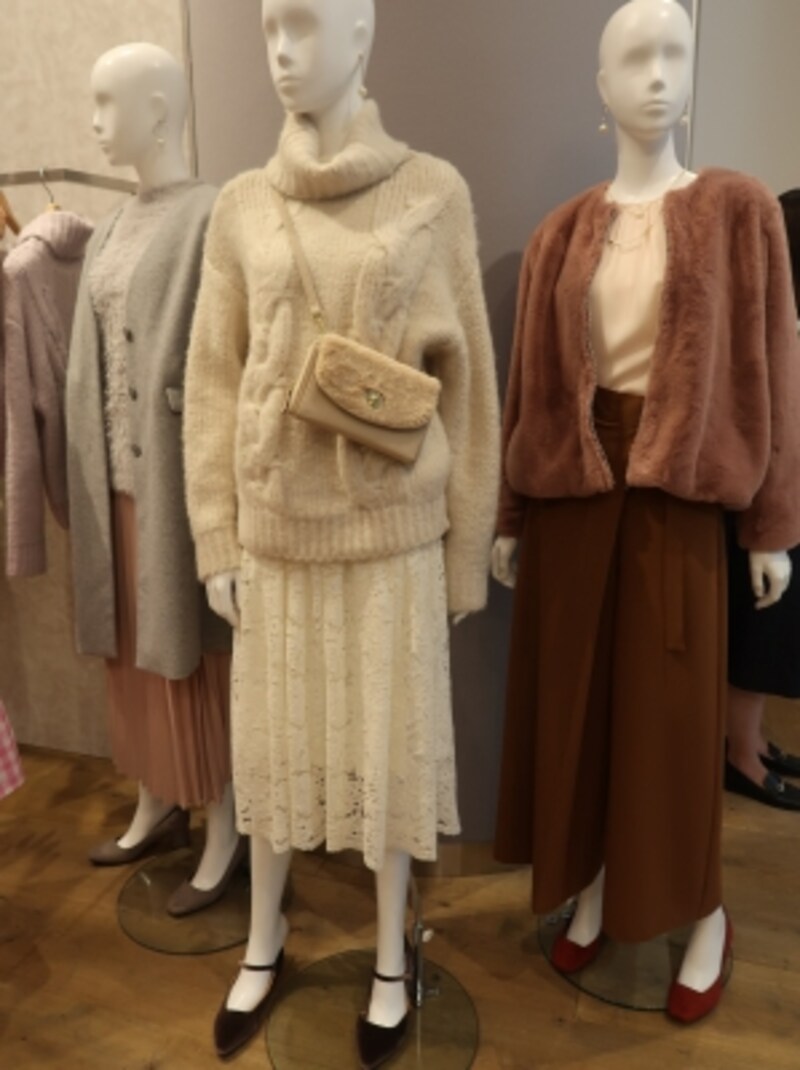 包み込まれるようなシルエットながらほっこりせず、エレガントな雰囲気に