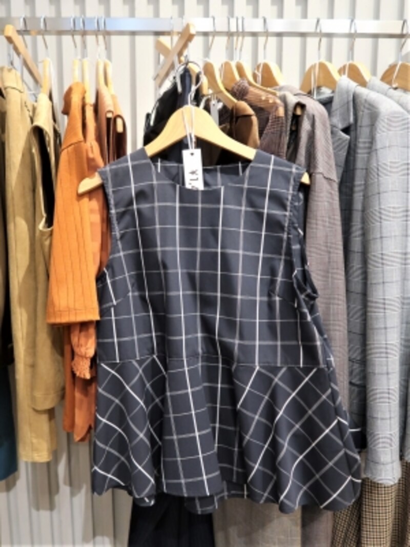 落ち着いたチェック柄ならオフィスでも着られそう