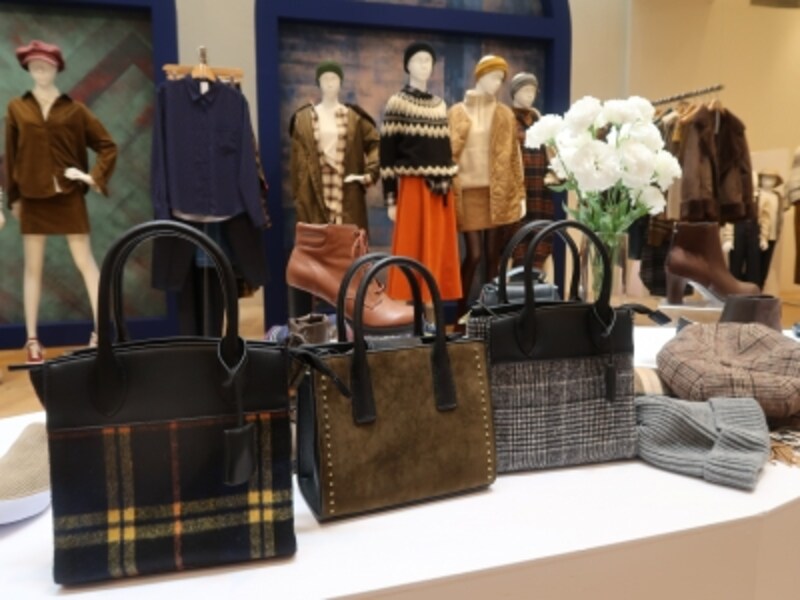 ほどよいサイズ感のミニバッグも