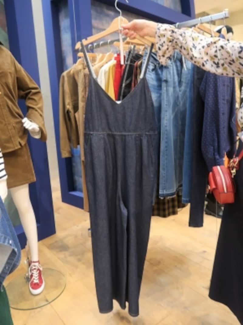 肩紐が華奢になったとこでより女性らしく着られるサロペット