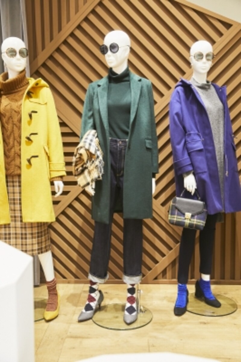 秋冬コーデの主役になるカラーアウターがプチプラで揃う