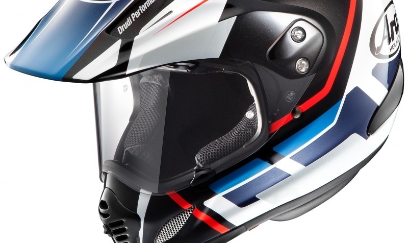 視野をプラスチック製スクリーンでカバーするタイプのオフロードヘルメット