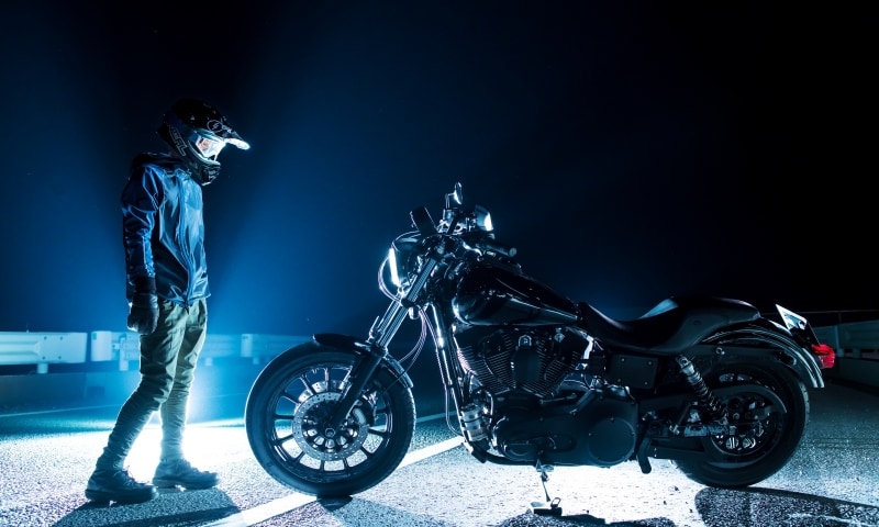 マッシブなハーレーにスポーティなエッセンスを加えるオフロードヘルメットというチョイス、ぜひチャレンジを!