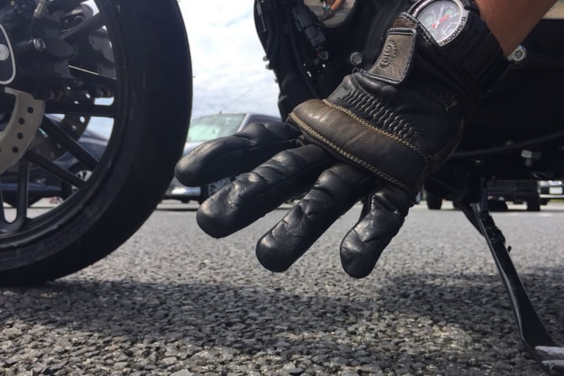 万が一のバイク転倒時、とっさに出る手が素手だと大変なことに。