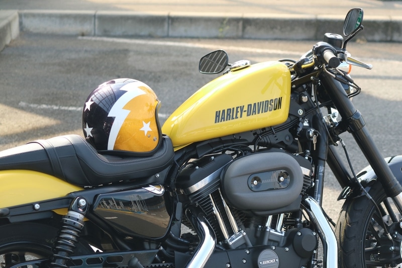 バイク乗車時の必須アイテム、ヘルメット。バイクのカラーリングと合わせるとコーディネートに統一感が出る。