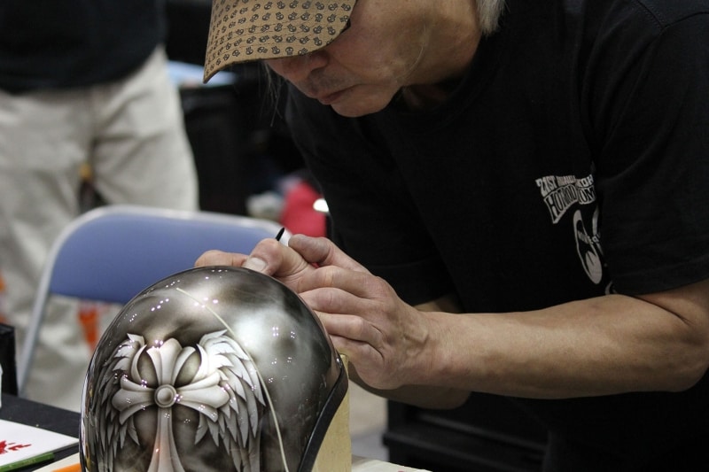 フリーハンドで美しく描いてくれる職人ピンストライパーの手にかかればオリジナルのグラフィックを手に入れることも可能