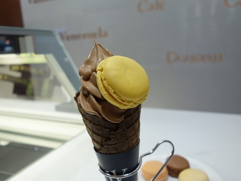 ビターチョコレートソフトクリーム に＋100円（税込）でマカロントッピング！