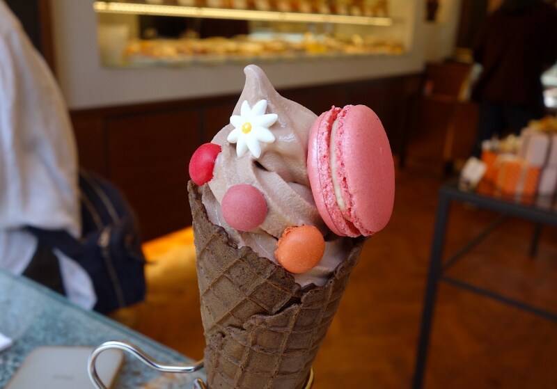 チョコレートソフトクリーム に＋100円（税込）でマカロントッピング！