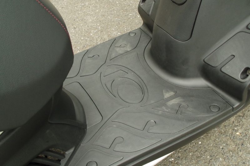 250ccビッグスクーターでは唯一フラットフロアを採用している