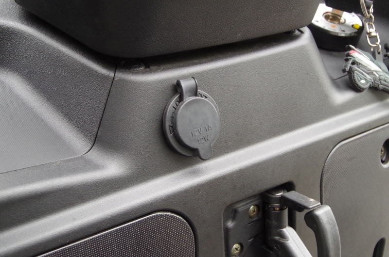 ハンドル下にはシガーソケット電源