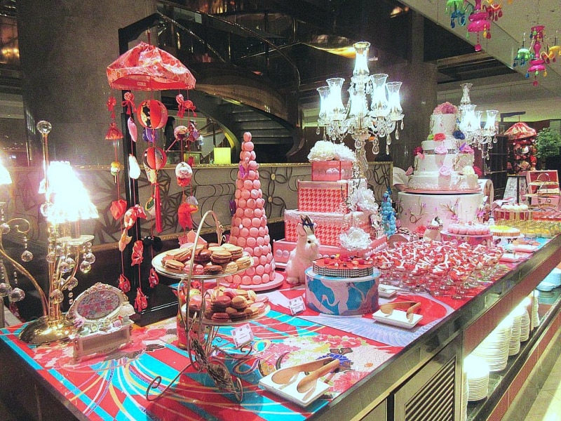 マーブルラウンジ エントランス付近のブッフェ台