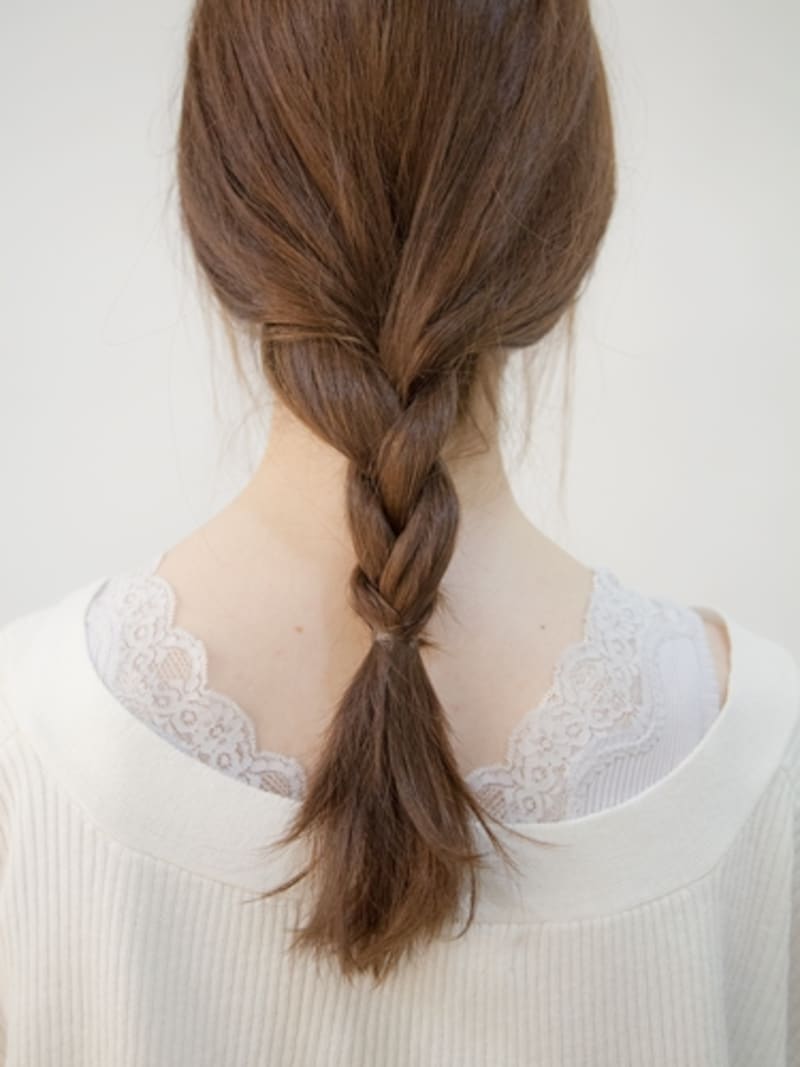 髪色に近いシリコンゴムで結ぶ