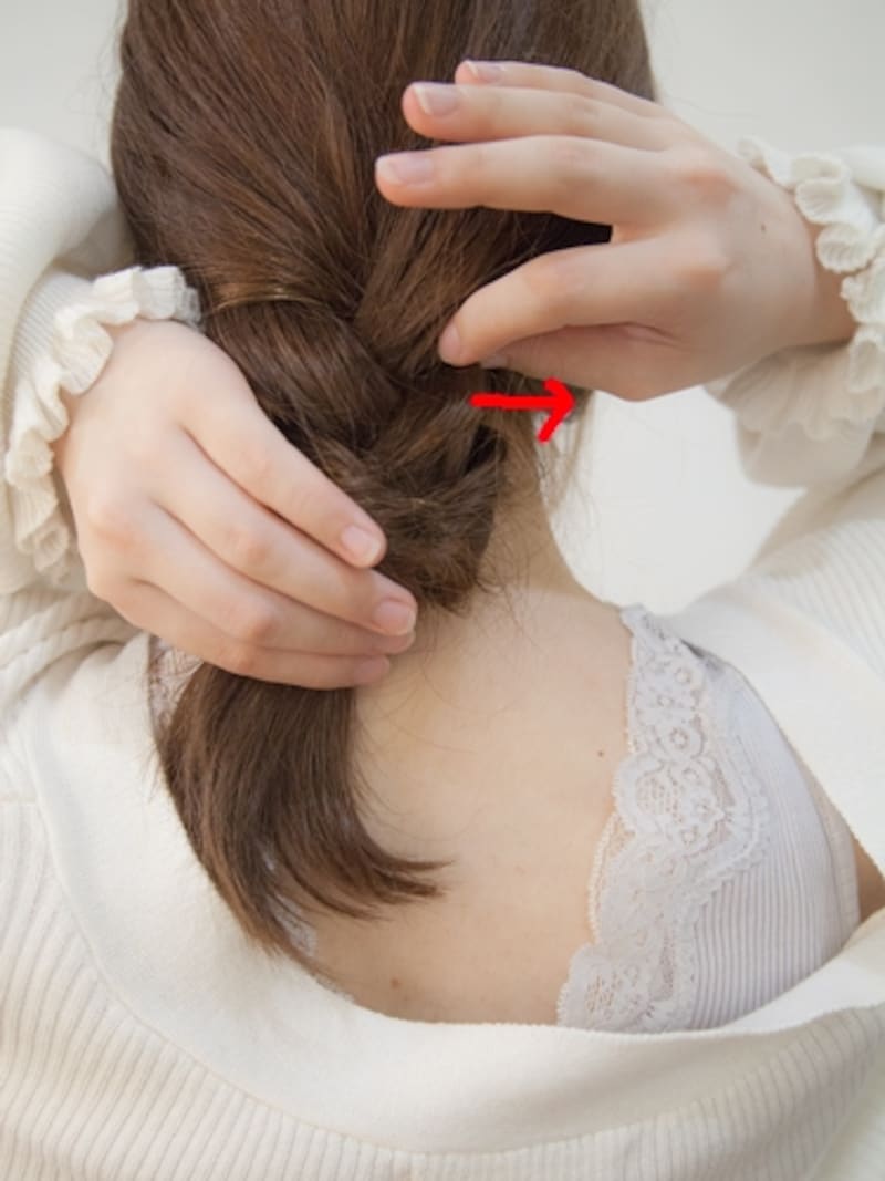 指先でつまむように引き出す