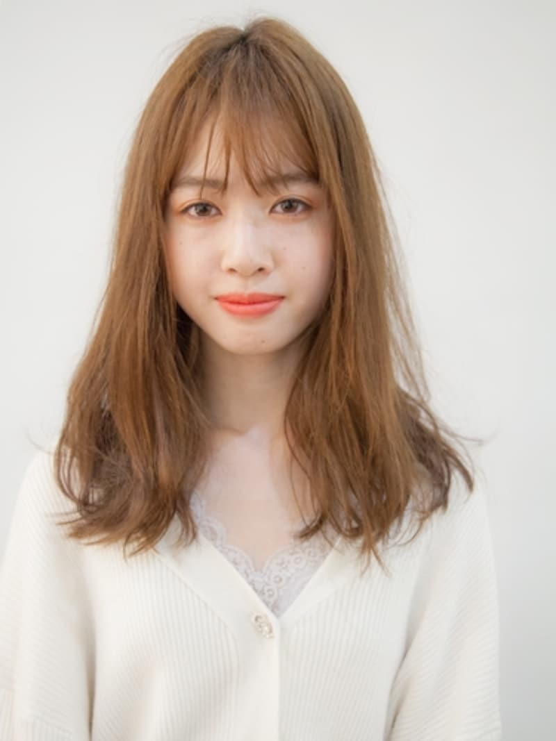 胸上のセミロングヘア