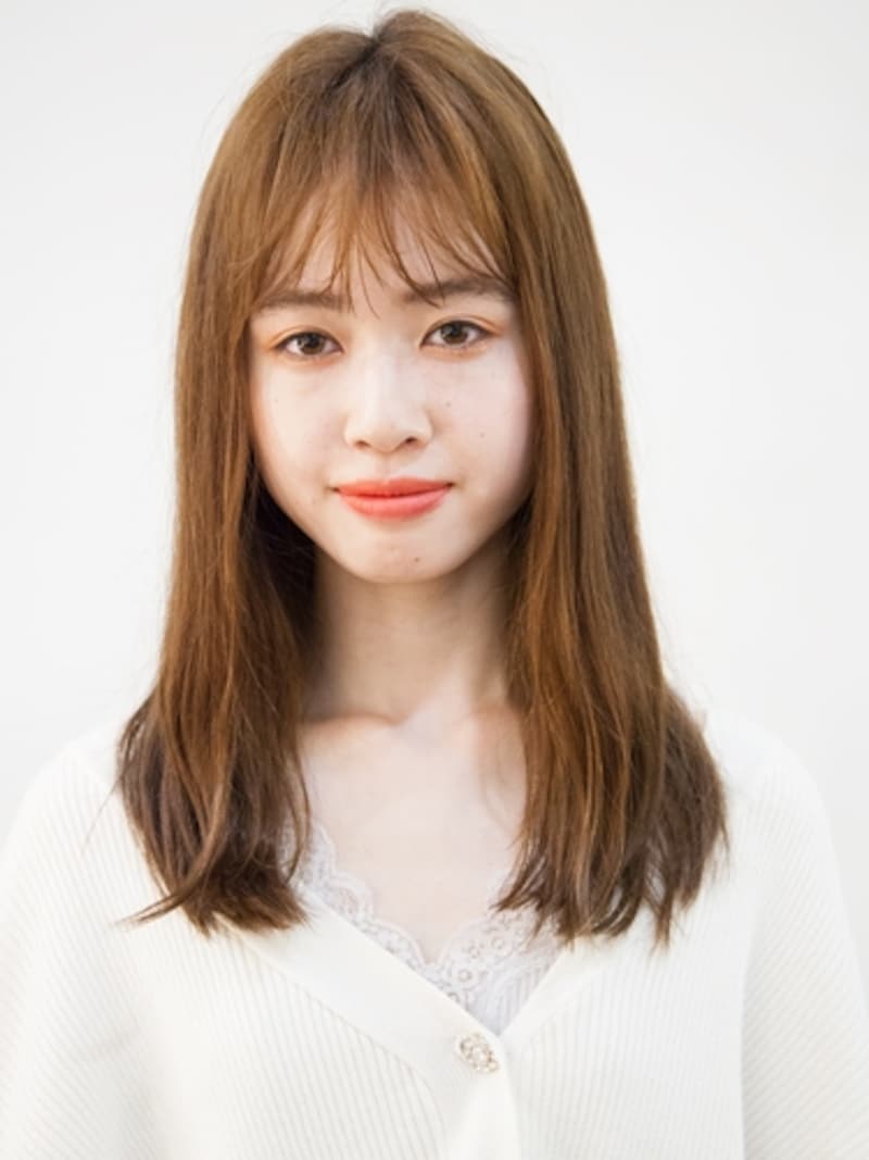 胸上のセミロングヘア