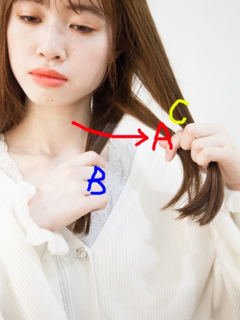 外側から内側に移して三つ編みをする