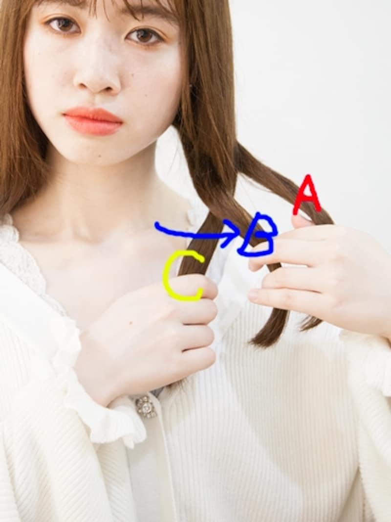外側から内側に移して三つ編みをする