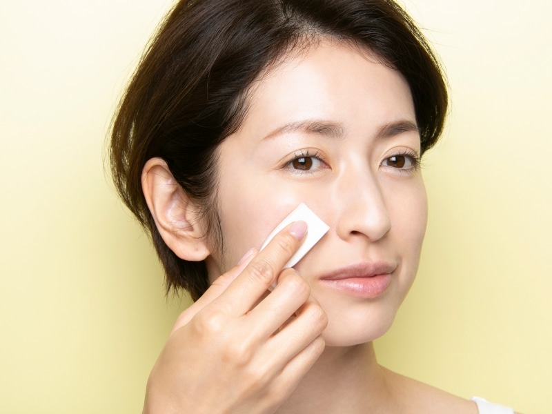 スポンジでタッピングすることで、化粧崩れ防止にもなる