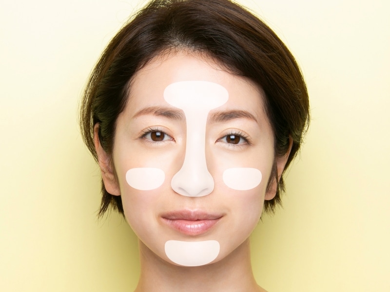 小鼻のキワやあご先などは、パフを半分に折って使う
