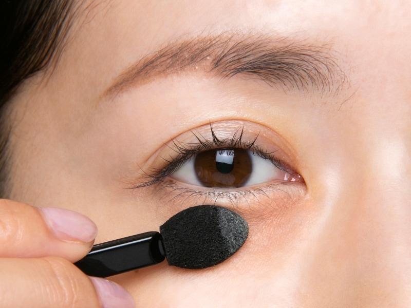 コンシーラーもチップでぽんぽんとなじませる