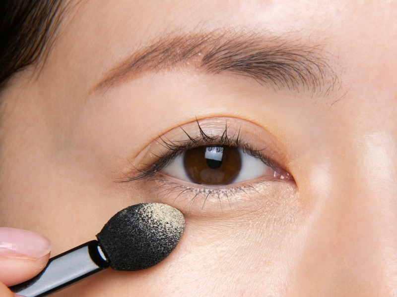 重ね過ぎはメイク崩れの原因になるので、薄く伸ばす