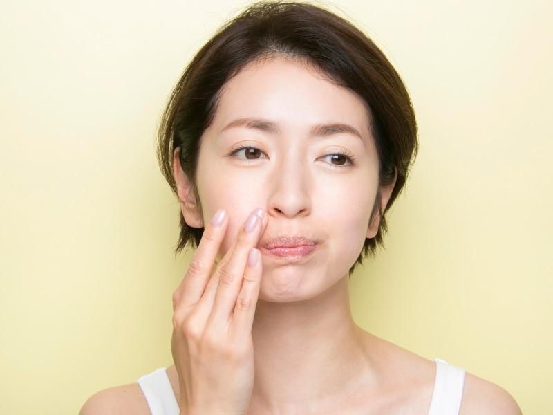 頬をふくらませると、ほうれい線をしっかりアプローチできる