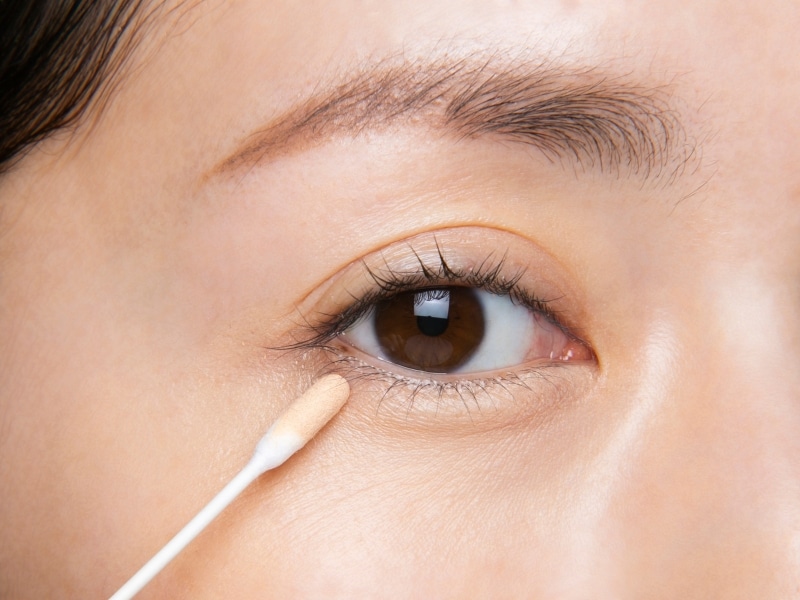 リキッドタイプのコンシーラーを含ませた綿棒でメイク直し