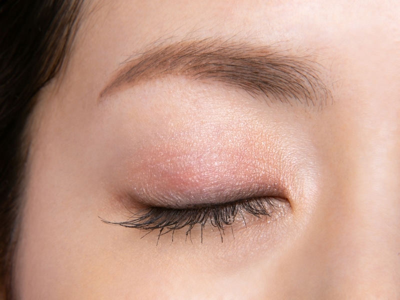 オレンジ系の色のアイカラーでまぶたが若々しくなる