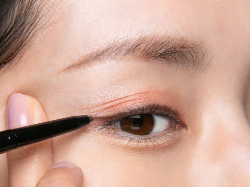 一度にアイラインを引こうとせず、ゆっくり引くのがコツ