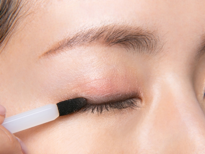 チップの細いほうを使って目のキワに入れる