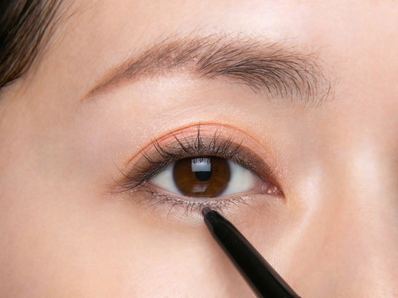 下まつ毛のキワを自然に強調する