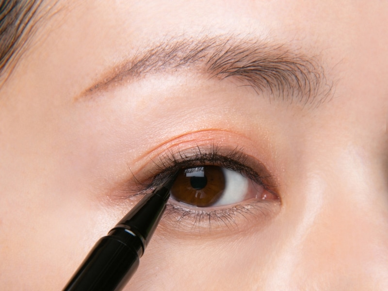 ペン先で目を傷つけないように注意