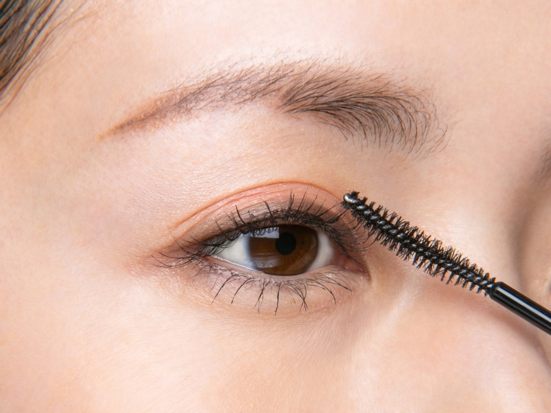 目頭側のまつ毛は顔の中心を向くように塗る