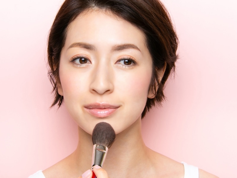あご先に入れることで、顔のバランスが整う