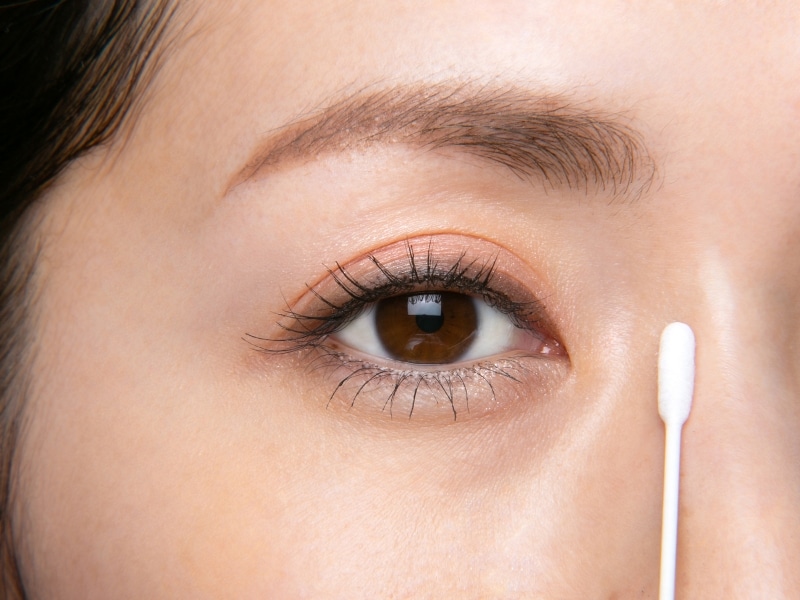 綿棒でぼかして自然なノーズシャドウに