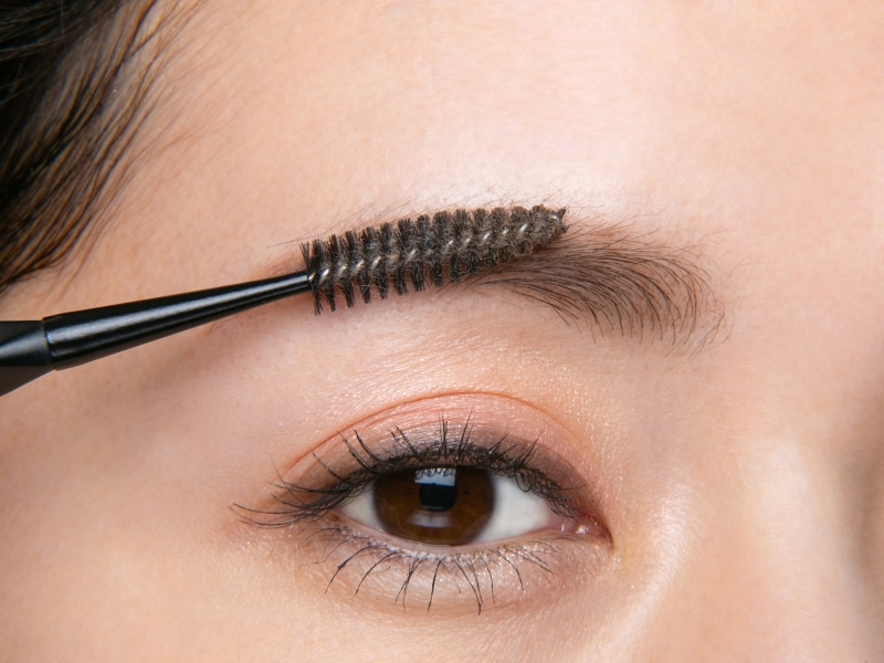 眉毛を立ち上げて若々しい印象に